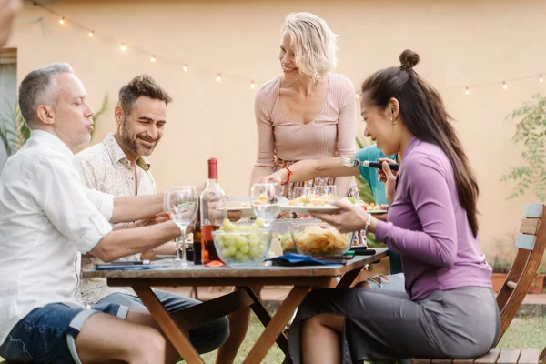 Familievenner Som Spiser Middag Sommeren Drikker Vin Snakker Ler Ute – stockfoto