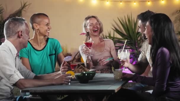 Kvinde Der Fortæller Sjove Vittigheder Til Venner Til Middagsselskabet Munter – Stock-video