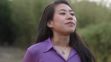 Doğayı tefekkür eden genç sakin Asyalı kadın - Olumlu Meditasyon ve Farkındalık