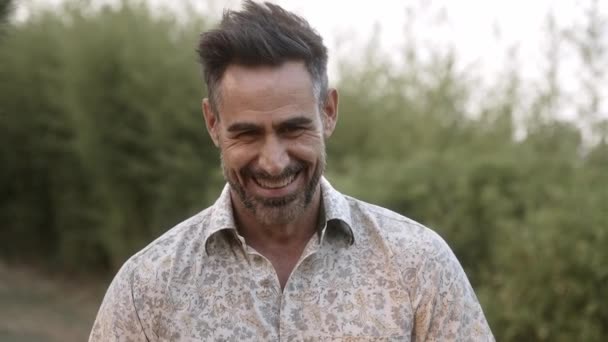 Portret Szczęśliwego Hiszpana Uśmiechającego Się Śmiejącego Świeżym Powietrzu Ogrodzie Ludzkie — Wideo stockowe
