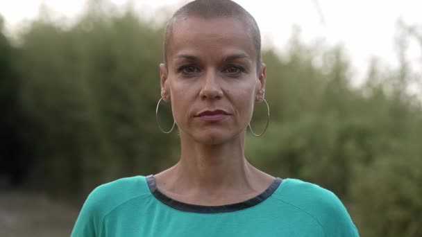 Tıraşlı Saçlı Kendine Güvenen Bir Kadının Portresi Güçlü Güçlü Bir — Stok video