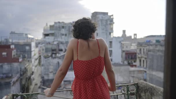 Giovane Donna Latina Con Vestito Rosso Contemplando Città Dal Balcone — Video Stock