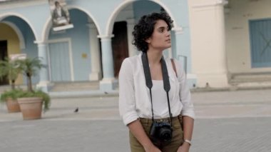 Latin Amerika şehrini ziyaret eden Latin Amerikalı genç turist portresi 