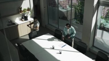 Çeşitli modern iş adamları gündüz vakti ofiste yaratıcı bir toplantı yapıyorlar. 