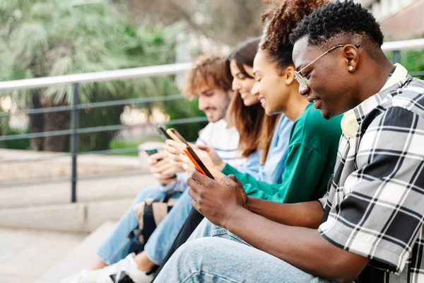 Gruppe Unge Mennesker Som Sitter Skriver Smarttelefoner Flertallsvenner Som Bruker – stockfoto