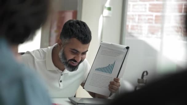 Homem Negócios Indiano Feliz Fazendo Mostrando Gráficos Estatísticas Para Funcionários — Vídeo de Stock