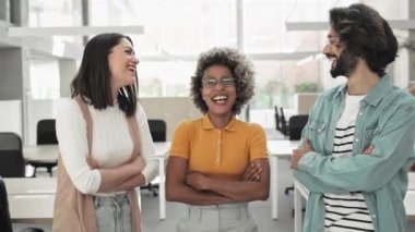 Ofisteki yaratıcı iş adamlarından oluşan modern bir ekip, iyi hisleri olan mutlu iş arkadaşları.