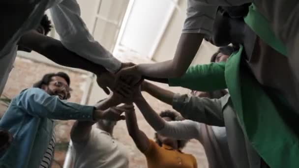 Geschäftsleute Schließen Sich Zusammen Multiracial Team Macht Teambuilding Und Allianz — Stockvideo
