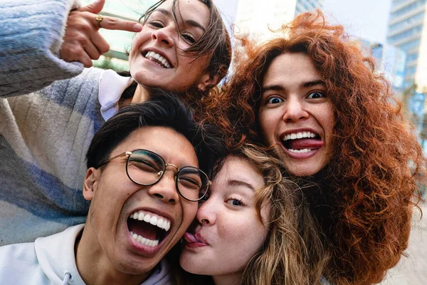 Teini Ikäiset Ystävät Ottavat Omakuvan Tehden Hauskoja Kasvoja Onnellinen Ystävyys — kuvapankkivalokuva