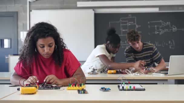 Grupo Estudiantes Que Aprenden Electrónica Robótica High School College — Vídeos de Stock