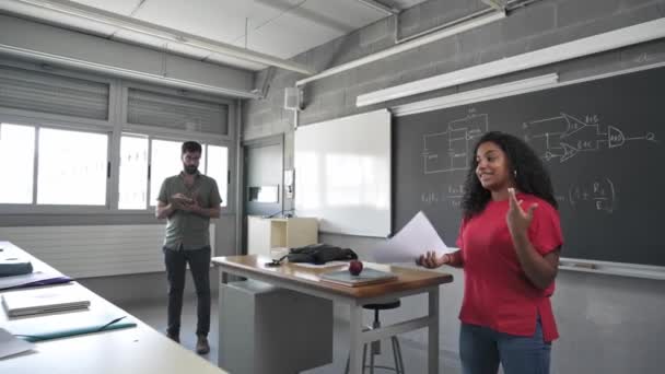 Estudiante Hispana Presentando Proyecto Tecnológico Compañeros Clase Profesora Aula High — Vídeo de stock