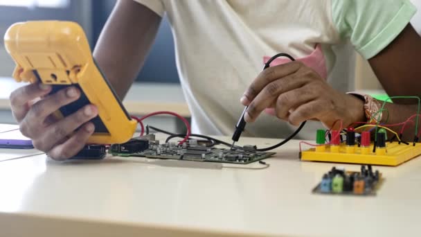 Африканская Студентка Фиксации Платы Электрическим Тестером Курсе Инженерных Технологий — стоковое видео
