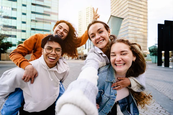 Teini Ikäiset Ystävät Ottavat Selfie Muotokuvan Kaupungissa Onnellinen Sukupolvi Nuoret — kuvapankkivalokuva