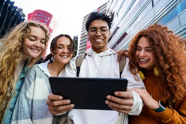 Groep Jonge Studenten Vrienden Stad Met Behulp Van Digitale Tablet — Stockfoto