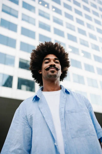 Moderni Luottavainen Afrikkalainen Amerikkalainen Mies Afro Kampaus Viikset Kaupungissa — kuvapankkivalokuva