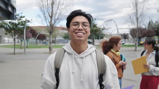 大学校园学生面带微笑的画像 戴着眼镜在户外微笑的年轻亚洲人 — 图库视频影像