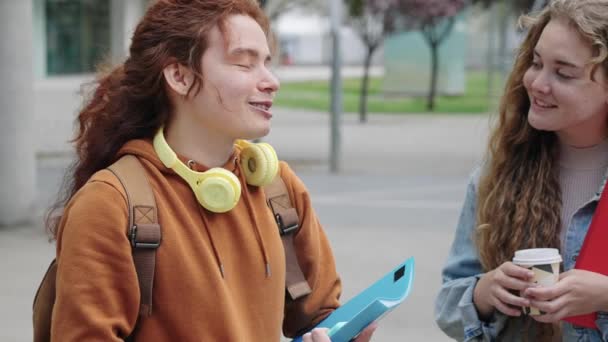 Gruppe Junger Studentenfreunde Hängt Nach Den Vorlesungen Freien Herum — Stockvideo