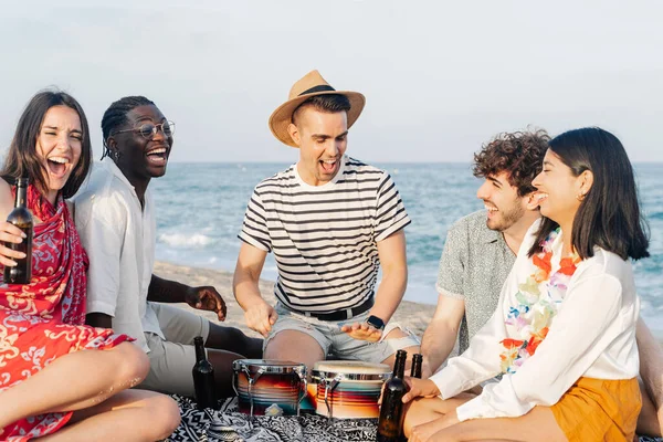 Молоді Друзі Добре Грають Музику Вечірці Пляжі Влітку — стокове фото