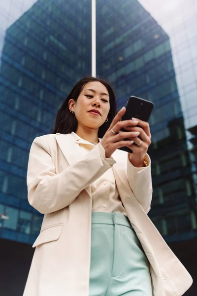 Portrett Unge Asiatiske Elegant Professional Business Woman Som Bruker Mobiltelefon – stockfoto