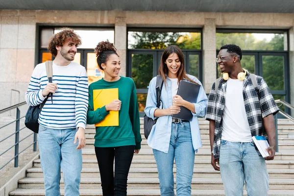 Щасливі Студенти Які Ходять Разом Університетському Містечку Спілкуються Сміються Відкритому — стокове фото