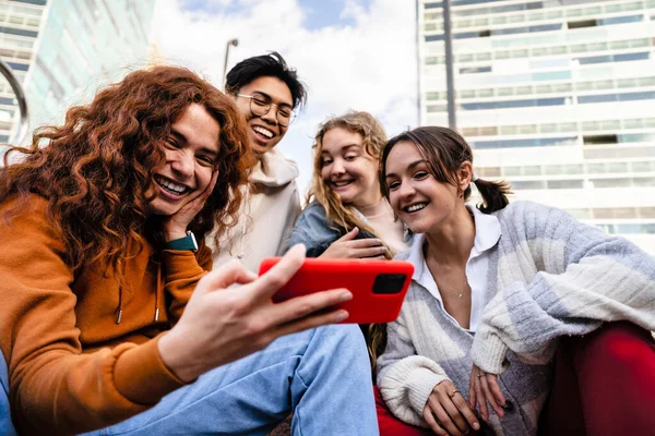Група Молодих Друзів Генів Сидять Разом Місті Використовуючи Мобільний Додаток — стокове фото