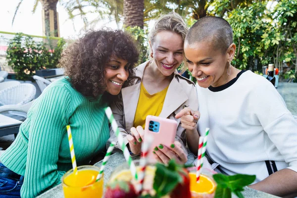 Три Щасливі Друзі Жінки Дивляться Соціальні Медіа Смартфоні Барі Коли — стокове фото