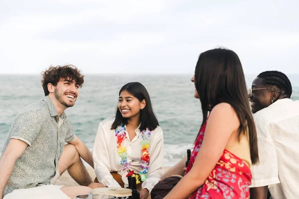 Щасливі Американські Друзі Сидять Пляжі Веселяться Разом Влітку — стокове фото