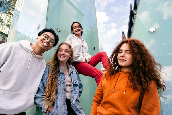 Група Щасливих Молодих Друзів Генів Стоять Модному Крутому Ставленні Посміхаючись — стокове фото
