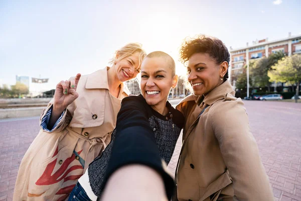 Kolme Onnellista Naista Ystäviä Hengailla Ottaa Selfie Muotokuva Kaupungissa — kuvapankkivalokuva