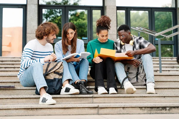 Unge Studenter Sitter Universitetstrappen College Venner Som Studerer Sammen Etter – stockfoto