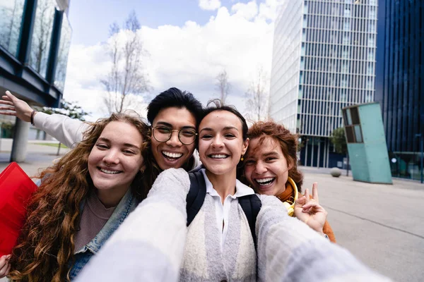 Opiskelija Ystävät Ottavat Selfie Muotokuva Kännykkä Älypuhelin Ulkona Moderni Kaupunki — kuvapankkivalokuva