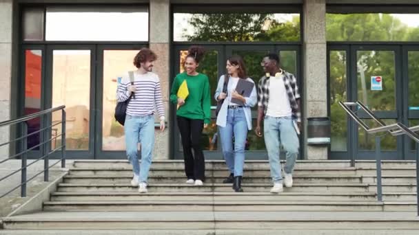 Alegre Grupo Estudiantes Intercambio Internacional Hablando Caminando Con Libros Escalera — Vídeos de Stock