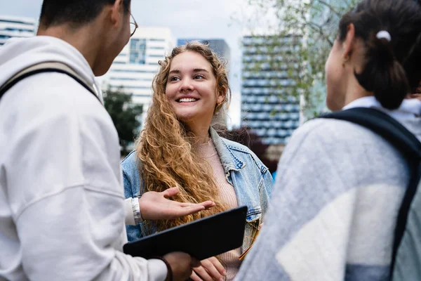 Grupp Universitetsstudenter Talar Urban Campus Staden Blond College Flicka Med Royaltyfria Stockfoton