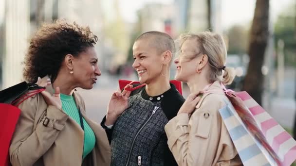 Tiga Wanita Bahagia Berteman Dengan Tas Belanja Bersenang Senang Kota — Stok Video