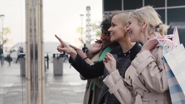 Три Элегантные Подруги Сумками Смотрящие Витрину Магазина Городе — стоковое видео