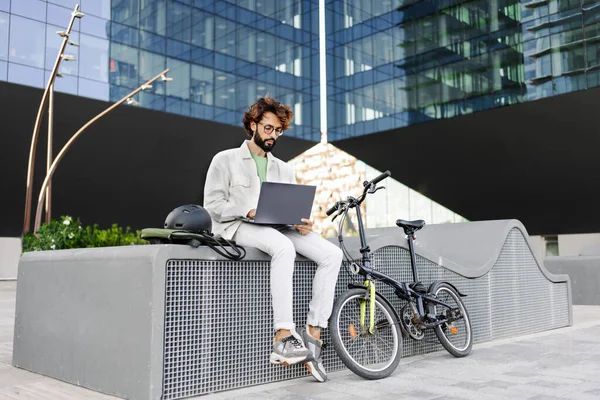 Jonge Tech Freelancer Werkt Laptop Zitten Buiten Naast Fiets — Stockfoto