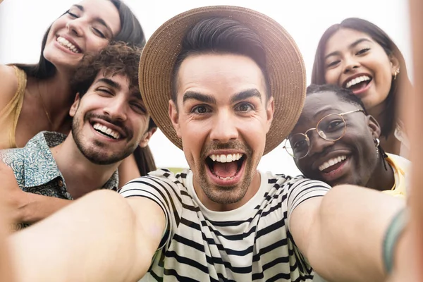 Nuoret Ystävät Ottavat Selfie Muotokuvan Kesällä — kuvapankkivalokuva