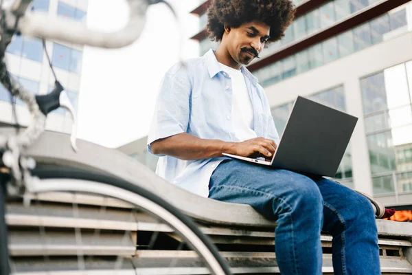 Afrikansk Amerikansk Frilanser Som Jobber Med Laptop Sitter Utendørs Byen – stockfoto