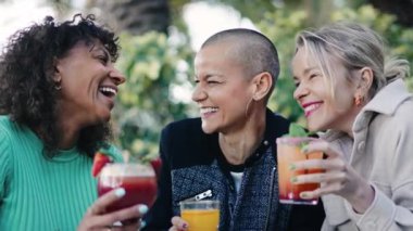 Bayan arkadaşlar restoranda yaz içkilerinin tadını çıkarıyorlar.