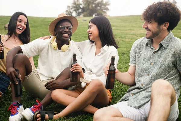 Група Молодих Щасливих Друзів Сидять Траві Добре Розмовляють Сміються Влітку — стокове фото