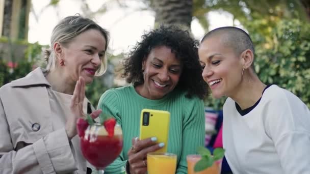 多个种族的女性游客在度假时用手机一起喝酒 — 图库视频影像