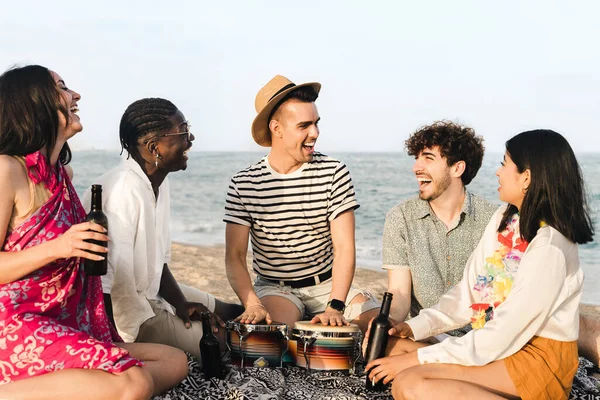 Група Багаторасових Друзів Грають Музику Співають Пляжі — стокове фото