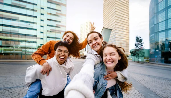 Teini Ikäiset Ystävät Ottavat Selfie Kuva Matkapuhelimella Ulkona Modernissa Kaupungissa — kuvapankkivalokuva
