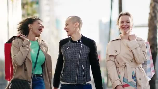 Девушки Магазинам Прогулкам Городе Три Многорасовые Женщины Веселятся Выходные — стоковое видео