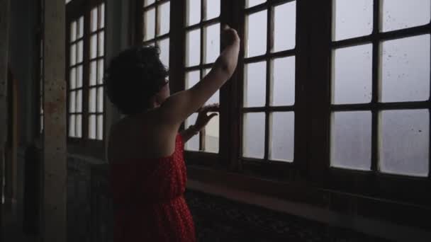 Mujer Joven Abriendo Ventana Mirando Ciudad Desde Viejo Loft Abandonado — Vídeos de Stock