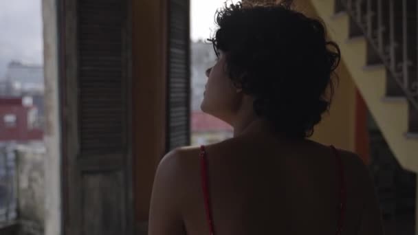 Ung Latinamerikansk Kvinna Går Till Balkongen För Att Beundra Staden — Stockvideo