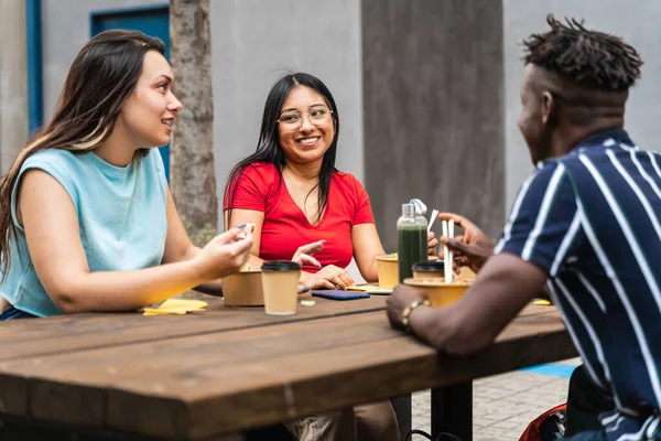 Unge Venner Som Spiser Gatekjøkkenmat Sammen Byen Latinamerikansk Hispanic Woman – stockfoto