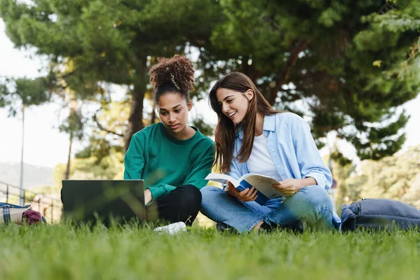 Kvinnelige Studenter Som Arbeider Lærer Sammen Til Eksamener Universitetets Universitetsgress – stockfoto