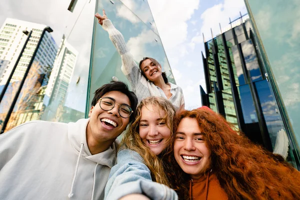 幸せな若いZ世代の友人のグループは 市内で笑みを浮かべて流行とクールな態度に立って ソーシャルメディアのための自己の肖像画を撮影 ストックフォト