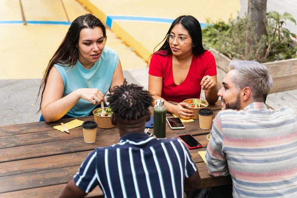 Unge Multirasevenner Som Spiser Gatekjøkkenmat Sammen Byen – stockfoto